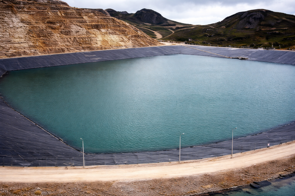¿Cómo hacer un reservorio de agua con geomembrana?