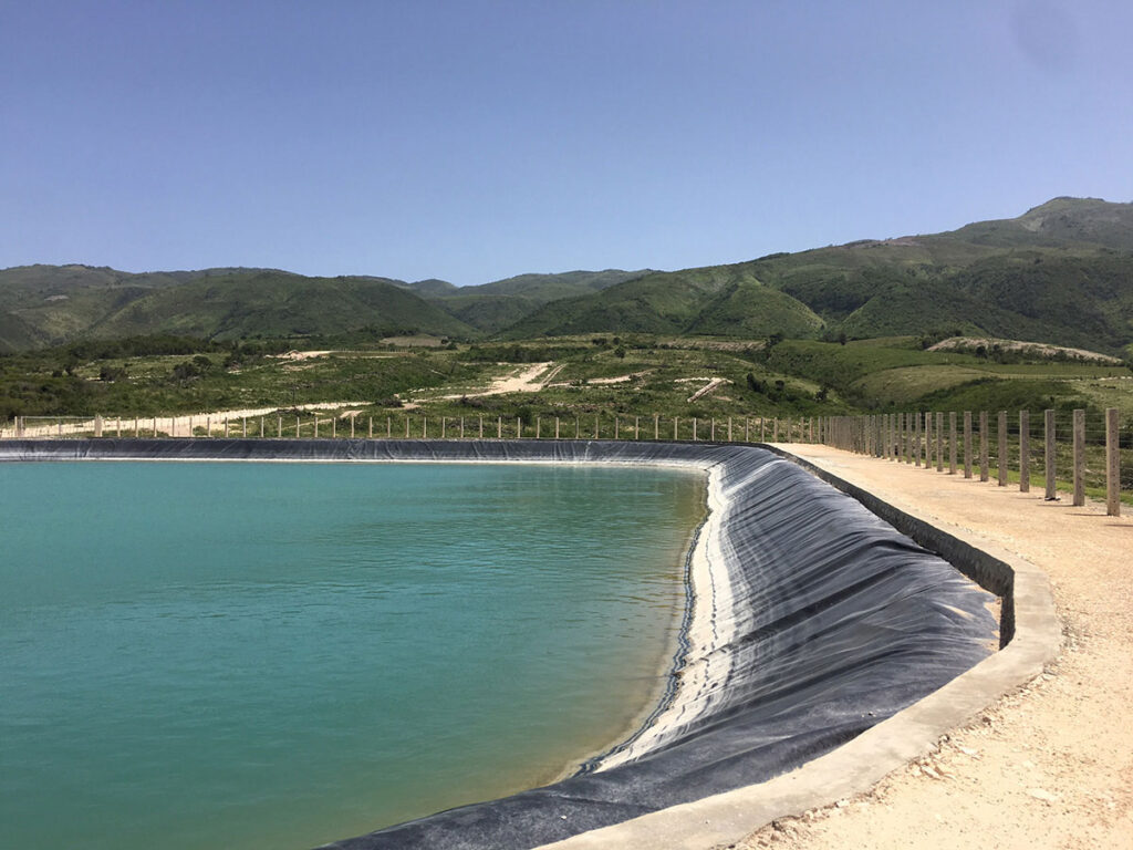 ¿Cómo hacer un reservorio de agua con geomembrana?